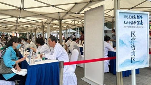 市民親手體驗制作香囊，醫(yī)院十年如一日提供大型中醫(yī)咨詢服務(wù)